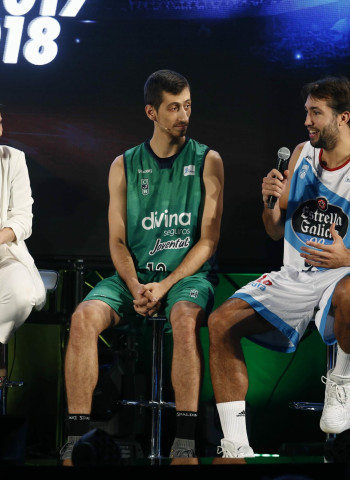 Nacho Llovet representa al Monbus Obradoiro en la presentación oficial de la Liga Endesa