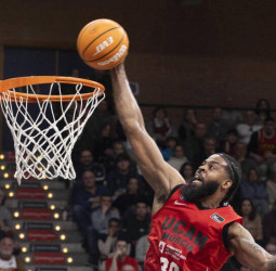 Zaragoza estudia la incorporación de DJ Stephens