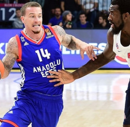 El Besiktas, atento a la situación de Josh Adams