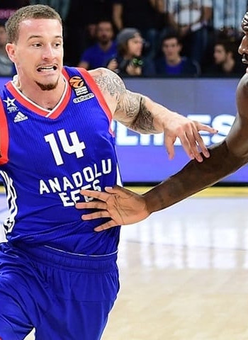 El Besiktas, atento a la situación de Josh Adams