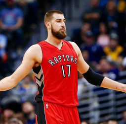 Raptors ganan e igualan la serie (1-1)