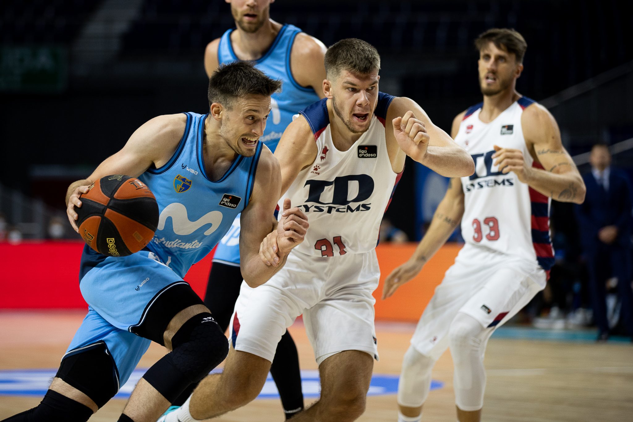 A Vitoria, y duelo directo en casa