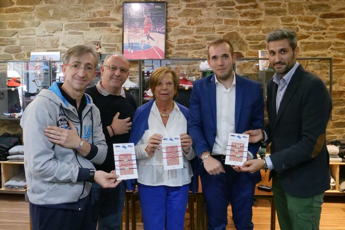 El Monbus Obradoiro y Tiro Libre Scq presentan las primeras pulseras obradoiristas