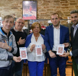 El Monbus Obradoiro y Tiro Libre Scq presentan las primeras pulseras obradoiristas