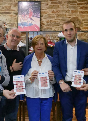 El Monbus Obradoiro y Tiro Libre Scq presentan las primeras pulseras obradoiristas