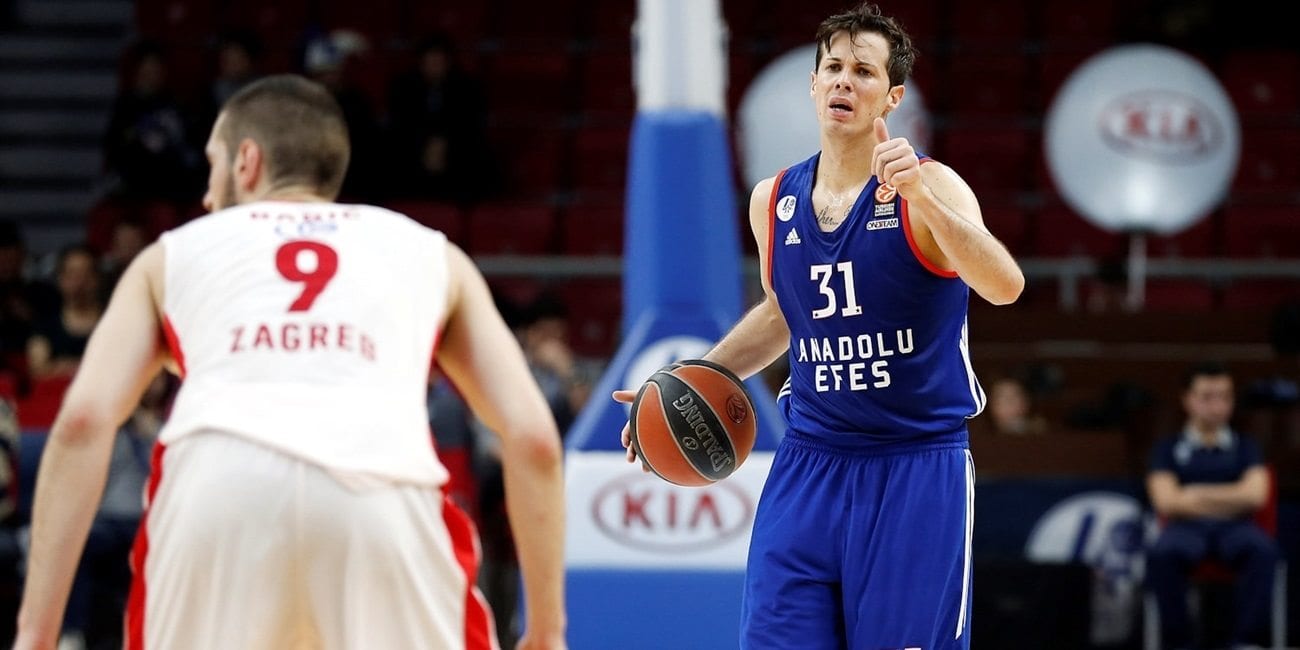El Anadolu Efes sufre lo indecible para ganar al Cedevita (80-76)