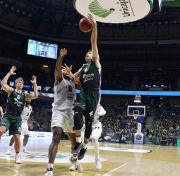 Unicaja Málaga supera con solvencia al Dolomiti Trento (93-74)