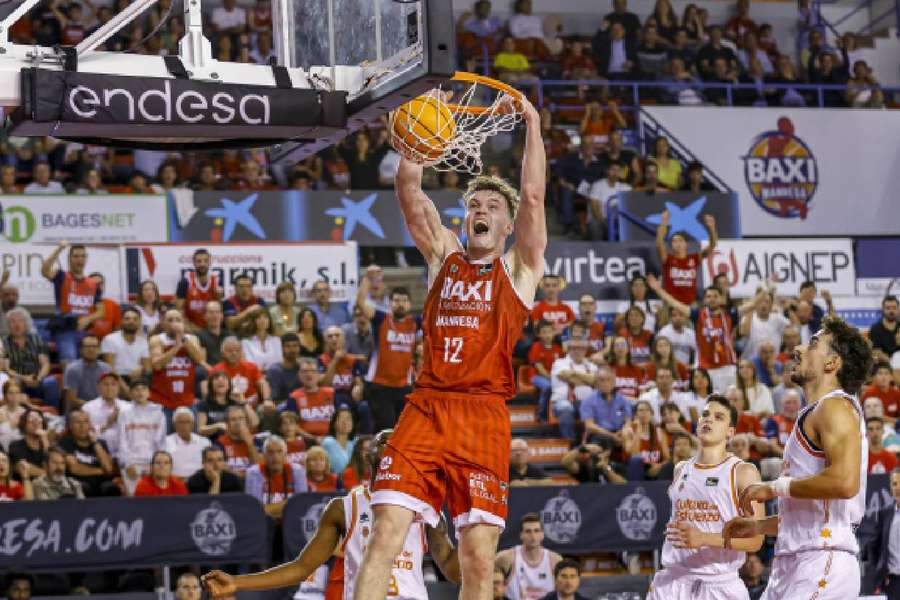 BAXI Manresa supera al Valencia Basket en un emocionante duelo (77-73)