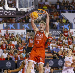 BAXI Manresa supera al Valencia Basket en un emocionante duelo (77-73)