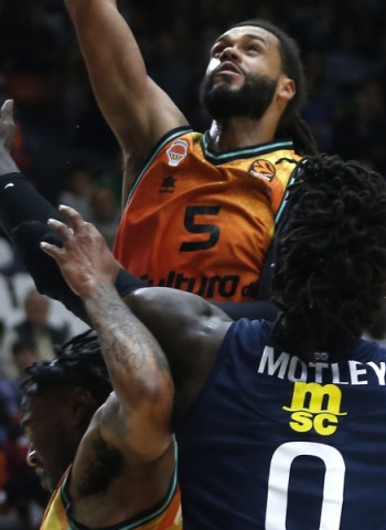 Un palmeo de Webb para tumbar al Fenerbahçe Beko Istanbul y agarrarse a la lucha (82-80)