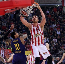 Nikola Milutinov continuará en el Olympiacos
