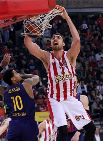 Nikola Milutinov continuará en el Olympiacos