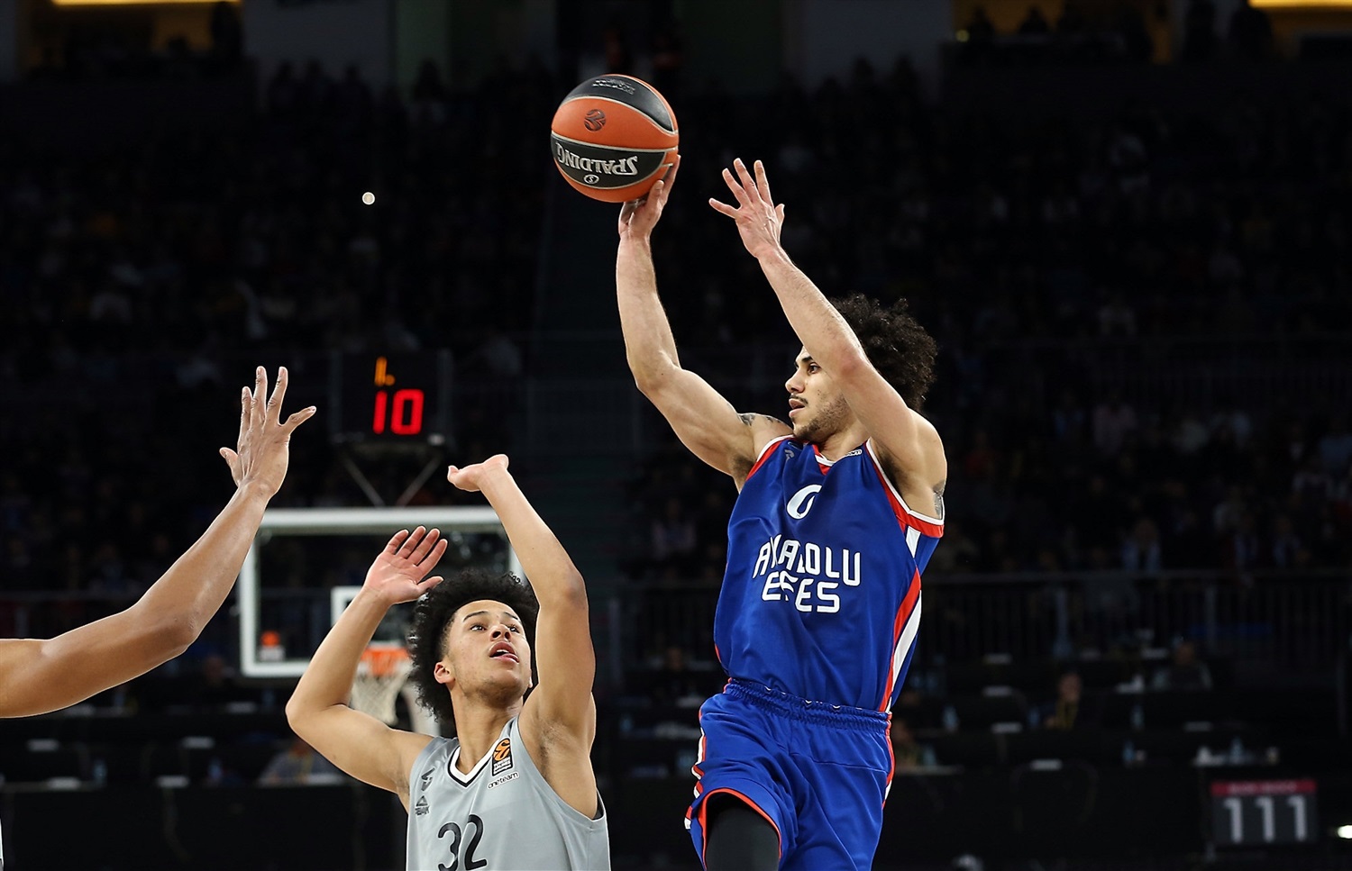 Anadolu Efes y Larkin se pasean ante el ASVEL Villeurbanne (101-74)