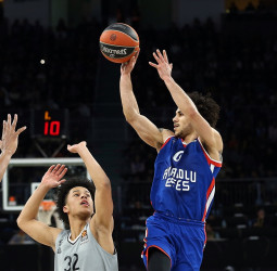 Anadolu Efes y Larkin se pasean ante el ASVEL Villeurbanne (101-74)