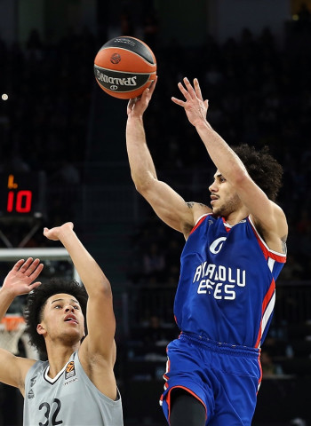 Anadolu Efes y Larkin se pasean ante el ASVEL Villeurbanne (101-74)