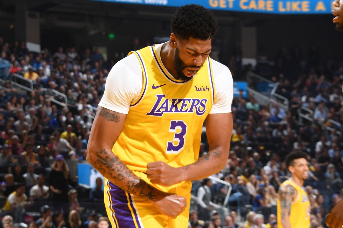 Susto en los Lakers tras sufrir Anthony Davis un esguince de tobillo