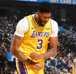 Susto en los Lakers tras sufrir Anthony Davis un esguince de tobillo