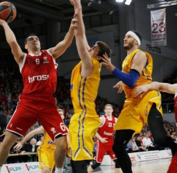 El Brose Baskets, con su victoria ante Khimki, pone el grupo F al límite (84-79)