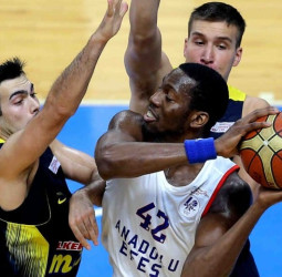 El Fenerbahce arranca la final turca con victoria en la pista del Anadolu Efes (0-1)