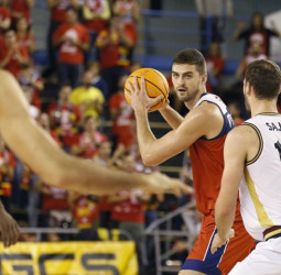 El BAXI Manresa supera al Lietkabelis con constancia y trabajo en equipo (76-70)