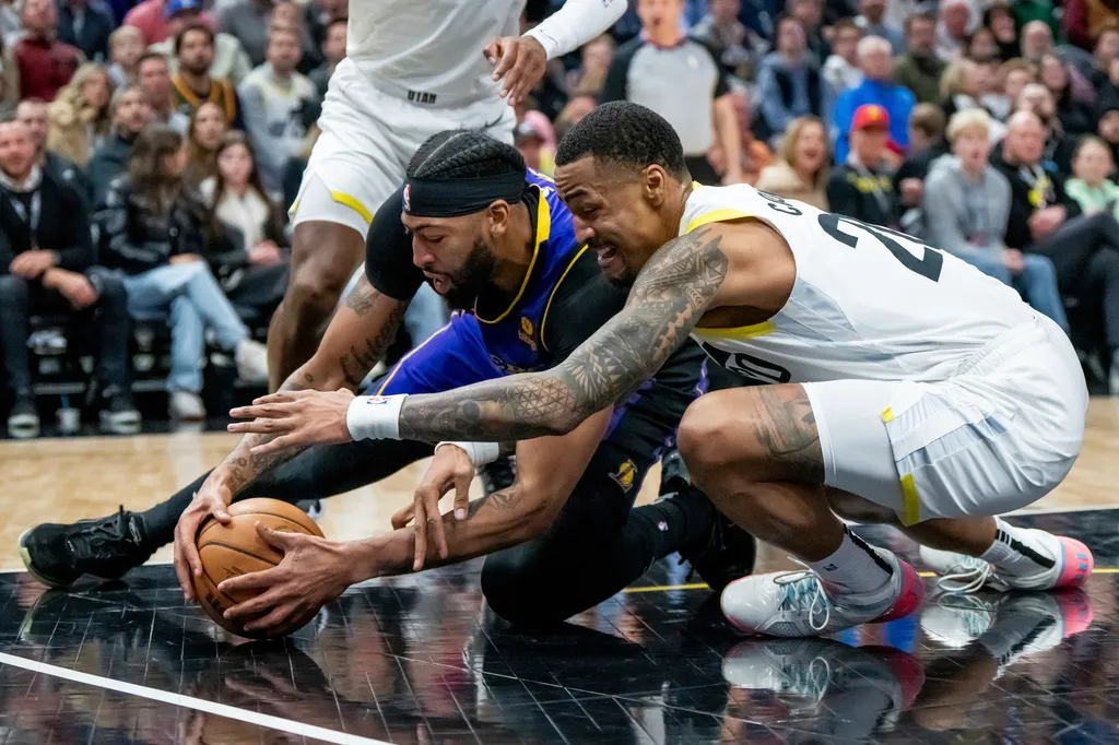 Los Jazz hunden un poco más a los Lakers