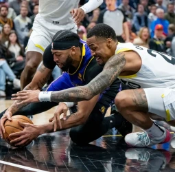 Los Jazz hunden un poco más a los Lakers