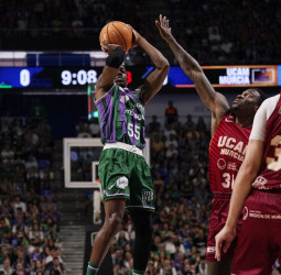 El Unicaja sobrevive a un asedio y se impone al UCAM Murcia en la prórroga, 104-93
