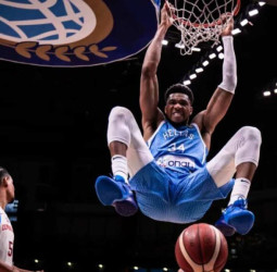 Giannis Antetokounmpo aplasta a la República Dominicana