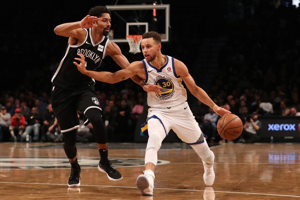 Exhibición de Curry, triple-doble de Ball y Toronto sigue al alza