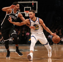 Exhibición de Curry, triple-doble de Ball y Toronto sigue al alza