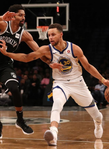 Exhibición de Curry, triple-doble de Ball y Toronto sigue al alza