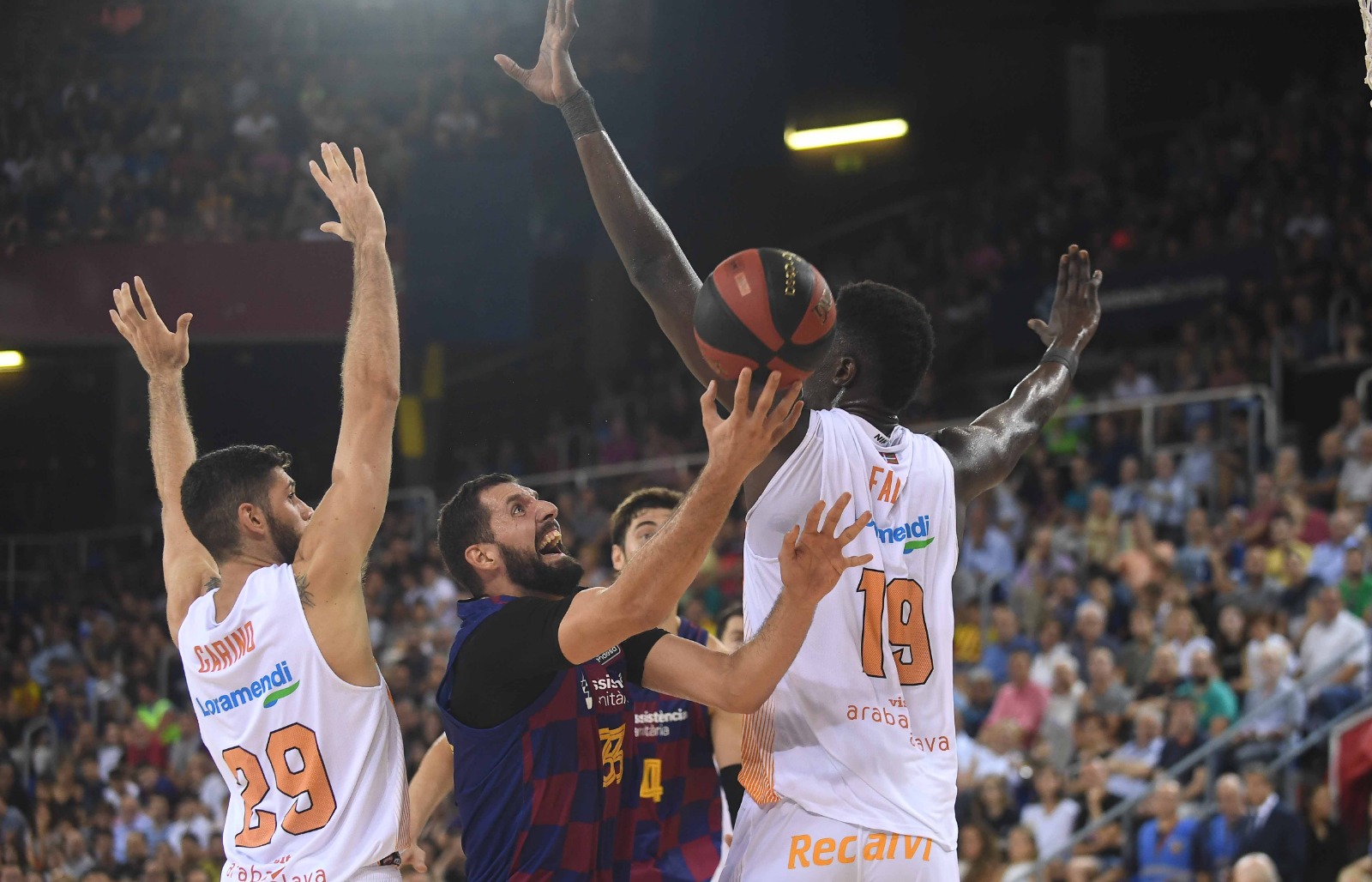 El FC Barcelona se lleva una dura batalla en el Palau (95-87)
