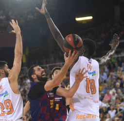 El FC Barcelona se lleva una dura batalla en el Palau (95-87)