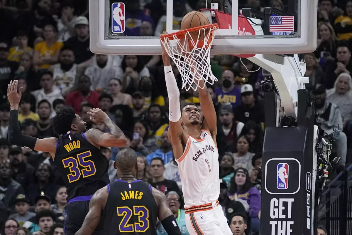 Los Spurs cortan su mala racha de resultados a costa de unos cansados Lakers