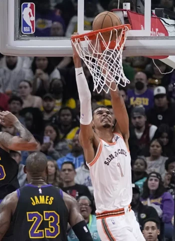 Los Spurs cortan su mala racha de resultados a costa de unos cansados Lakers