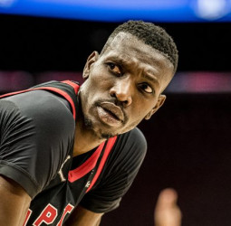 Chris Boucher refuerza la rotación interior de Boston Celtics