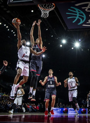 La final four de la BCL comienza con una contundente victoria de la Virtus Bolonia sobre el Brose Bamberg (67-50)
