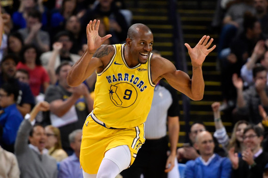 Andre Iguodala decide jugar una temporada más
