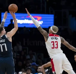 Doncic lleva a los Mavericks a una placida victoria