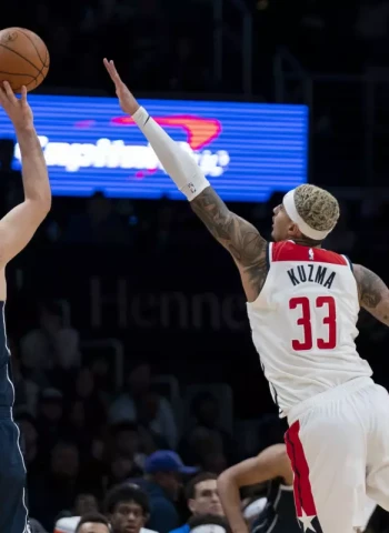 Doncic lleva a los Mavericks a una placida victoria