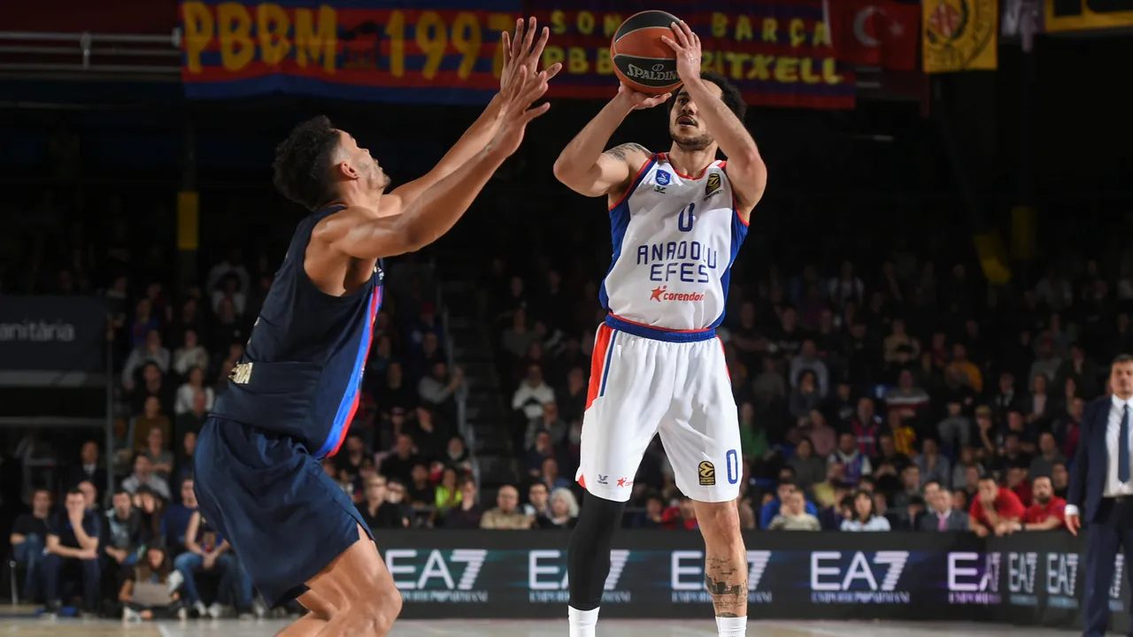 El Barça reacciona demasiado tarde y sucumbe ante un sólido Efes (75-80)