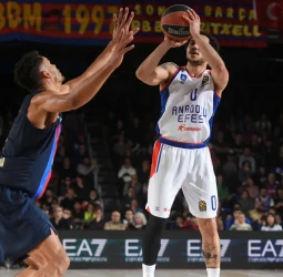 El Barça reacciona demasiado tarde y sucumbe ante un sólido Efes (75-80)