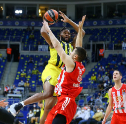 El Fenerbahce se impone al Estrella Roja (61-57)