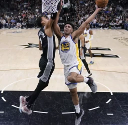 Los Warriors, sin Curry, superan a los Spurs