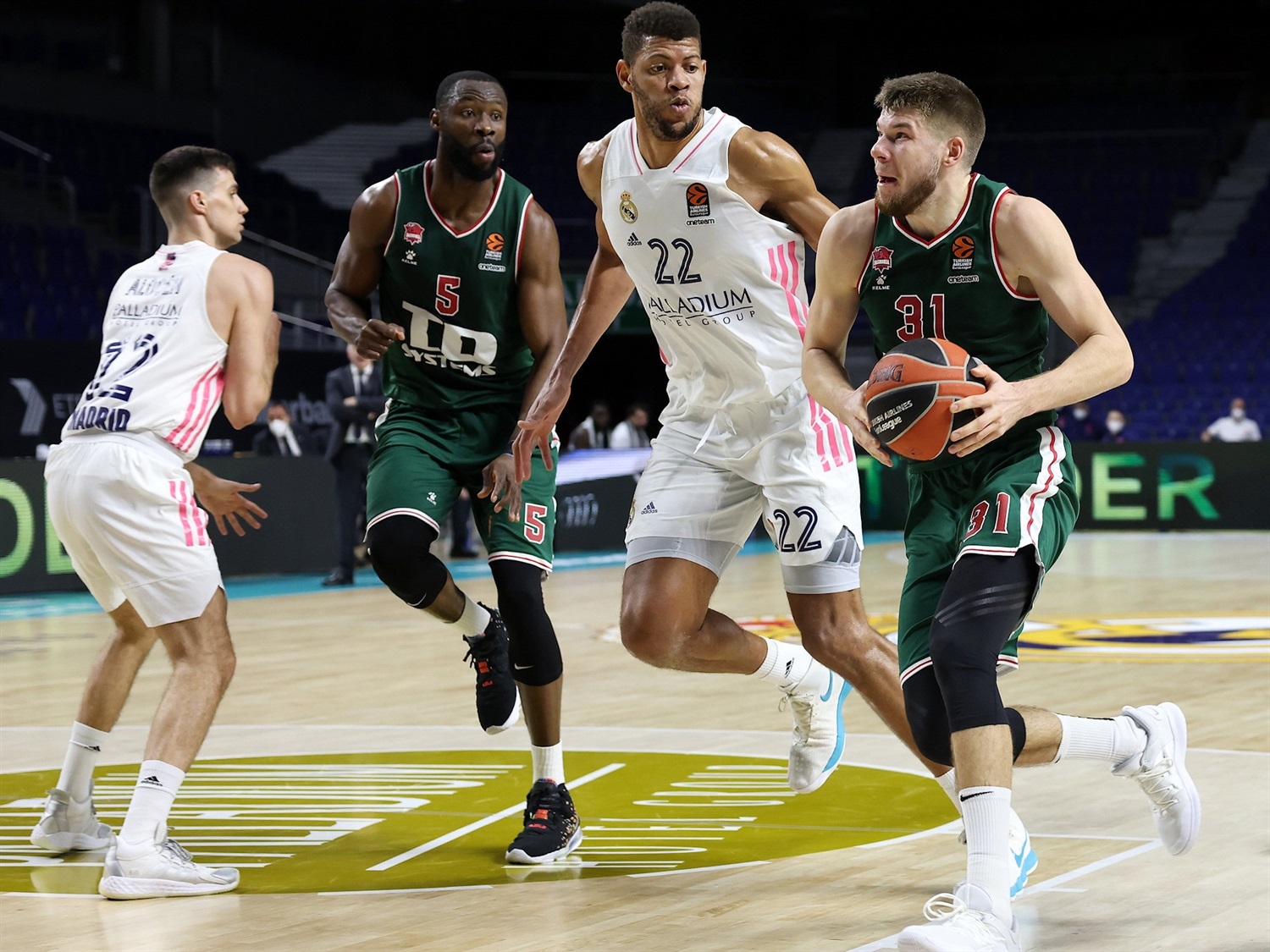 TD Systems Baskonia conquista el WiZink Center (64-84)