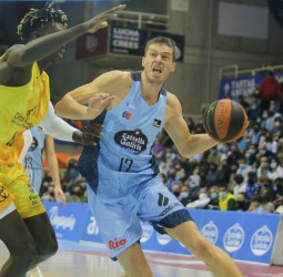 El Río Breogán enciende a su afición con una remontada eléctrica (76-66)