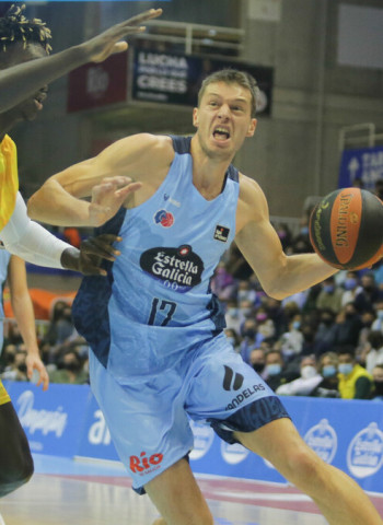 El Río Breogán enciende a su afición con una remontada eléctrica (76-66)