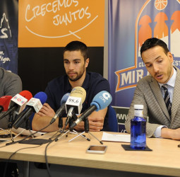 Álex López renueva su contrato con el San Pablo Burgos