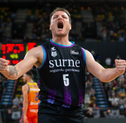 El Surne Bilbao gana tranquilidad frenando al Valencia Basket (84-78)