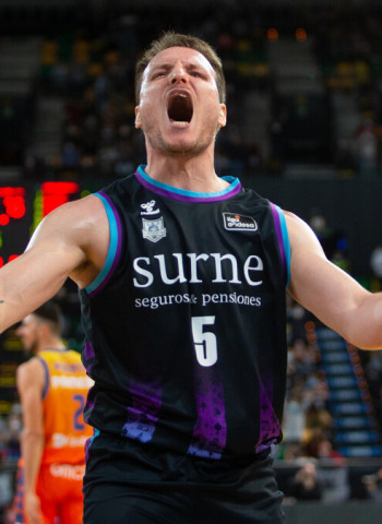 El Surne Bilbao gana tranquilidad frenando al Valencia Basket (84-78)